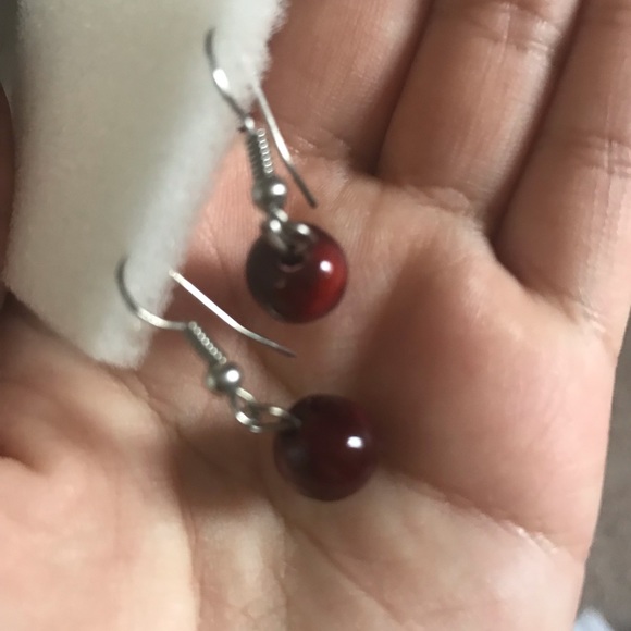 Blood red small dangling earrings - Picture 3 of 3